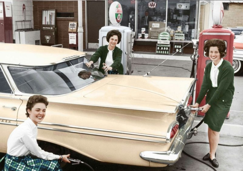 Automotive America of the 1950s and early 60s in color photographs Automotive America of the 1950s and early 60s in color photographs