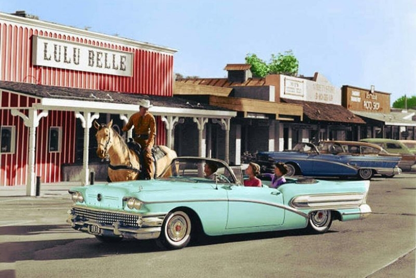 Automotive America of the 1950s and early 60s in color photographs Automotive America of the 1950s and early 60s in color photographs