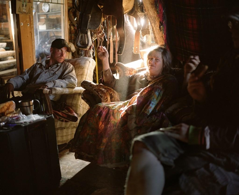 Back to the origins: How modern hunters and gatherers live