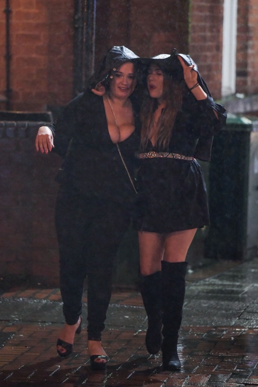 Bad weather is not a reason to be sad! British youth continues to hang out even in a hurricane Bad weather is not a reason to be sad! British youth continues to hang out even in a hurricane