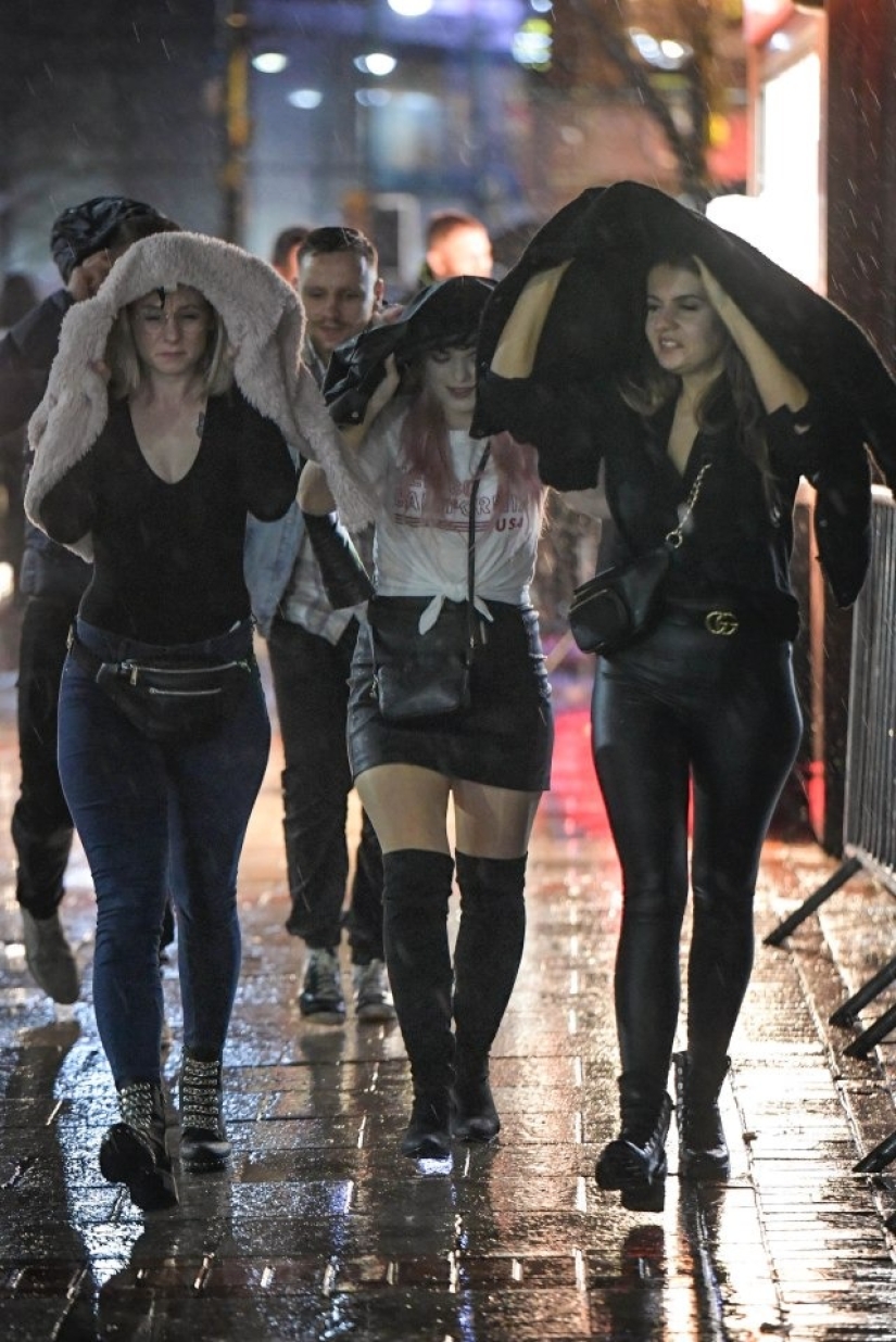 Bad weather is not a reason to be sad! British youth continues to hang out even in a hurricane Bad weather is not a reason to be sad! British youth continues to hang out even in a hurricane