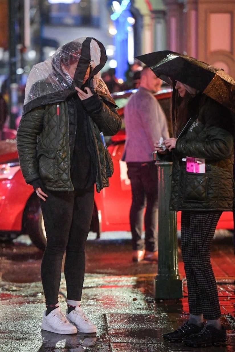 Bad weather is not a reason to be sad! British youth continues to hang out even in a hurricane Bad weather is not a reason to be sad! British youth continues to hang out even in a hurricane