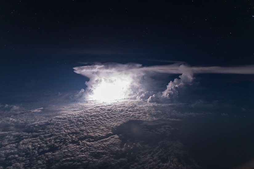 Bajo el ala del avión: nubes, tormentas, tormentas eléctricas en impresionantes imágenes del piloto