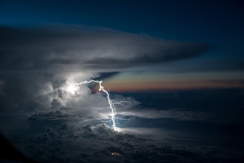 Bajo el ala del avión: nubes, tormentas, tormentas eléctricas en impresionantes imágenes del piloto