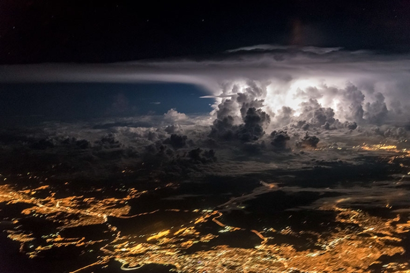 Bajo el ala del avión: nubes, tormentas, tormentas eléctricas en impresionantes imágenes del piloto