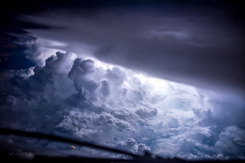 Bajo el ala del avión: nubes, tormentas, tormentas eléctricas en impresionantes imágenes del piloto