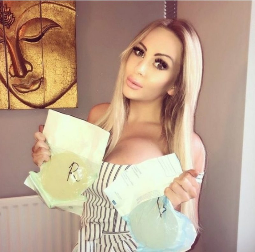 "Balls with a juicy story": to increase the bust, a porn model sells her old implants "Balls with a juicy story": to increase the bust, a porn model sells her old implants