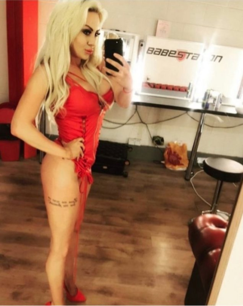 "Balls with a juicy story": to increase the bust, a porn model sells her old implants "Balls with a juicy story": to increase the bust, a porn model sells her old implants