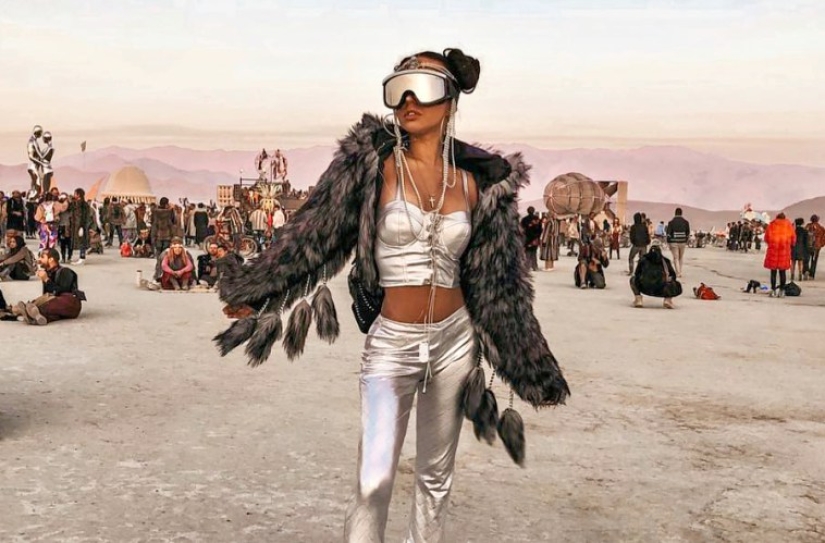 Bare breasts for the sake of booze and kilometer–long queues - this is how the participants remembered the Burning Man – 2018 festival Bare breasts for the sake of booze and kilometer–long queues - this is how the participants remembered the Burning Man – 2018 festival