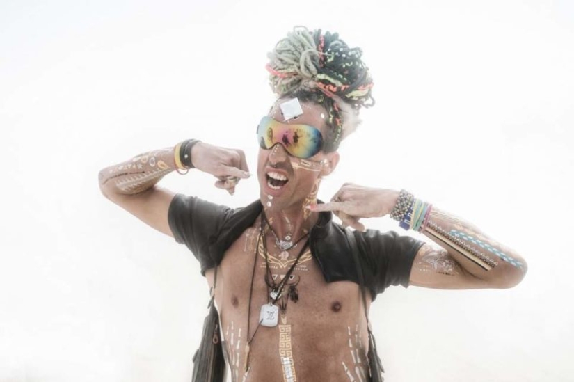 Bare breasts for the sake of booze and kilometer–long queues - this is how the participants remembered the Burning Man – 2018 festival Bare breasts for the sake of booze and kilometer–long queues - this is how the participants remembered the Burning Man – 2018 festival