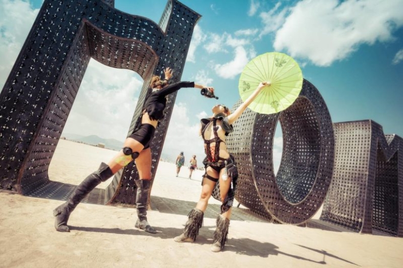 Bare breasts for the sake of booze and kilometer–long queues - this is how the participants remembered the Burning Man – 2018 festival Bare breasts for the sake of booze and kilometer–long queues - this is how the participants remembered the Burning Man – 2018 festival