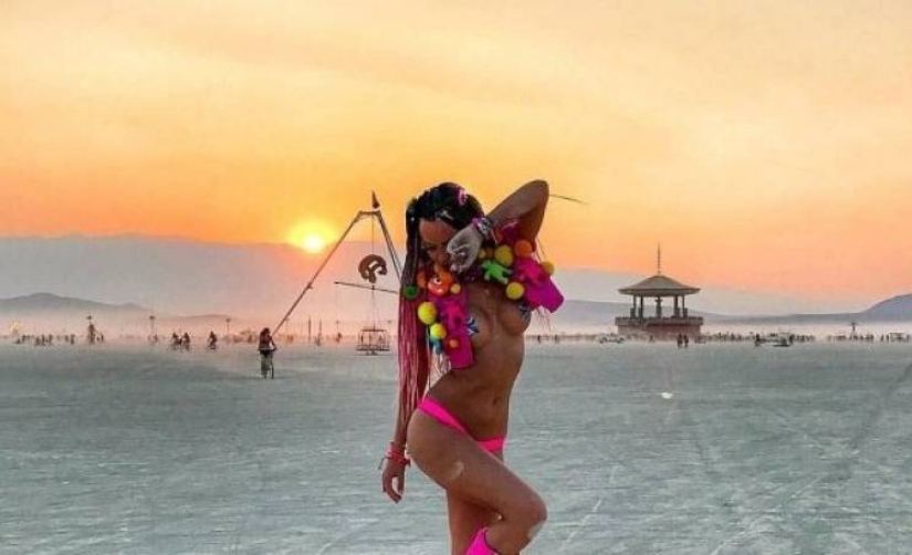 Bare breasts for the sake of booze and kilometer–long queues - this is how the participants remembered the Burning Man – 2018 festival Bare breasts for the sake of booze and kilometer–long queues - this is how the participants remembered the Burning Man – 2018 festival