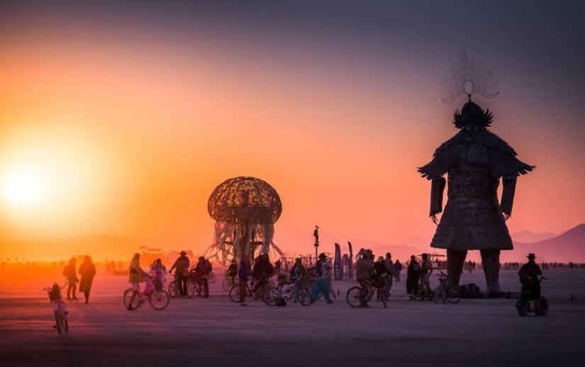 Bare breasts for the sake of booze and kilometer–long queues - this is how the participants remembered the Burning Man – 2018 festival Bare breasts for the sake of booze and kilometer–long queues - this is how the participants remembered the Burning Man – 2018 festival