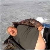 "Bat, estás bien?": el héroe del meme de Internet cayó 100 kilogramos