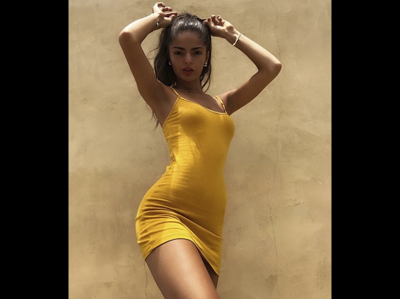 Beauty is around us! Pretty girls from the city streets Beauty is around us! Pretty girls from the city streets