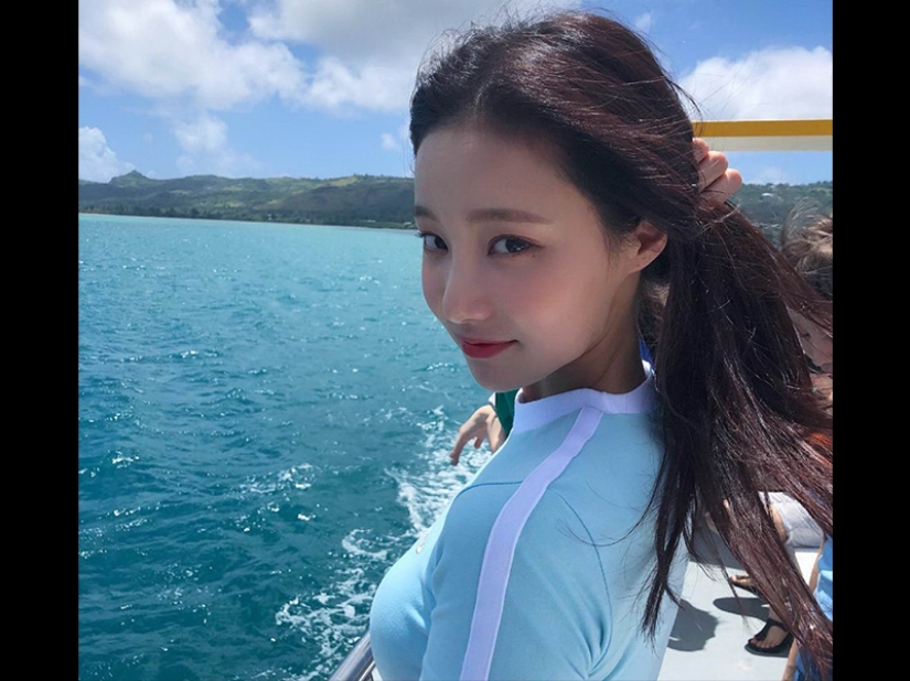 Beauty is around us! Pretty girls from the city streets Beauty is around us! Pretty girls from the city streets