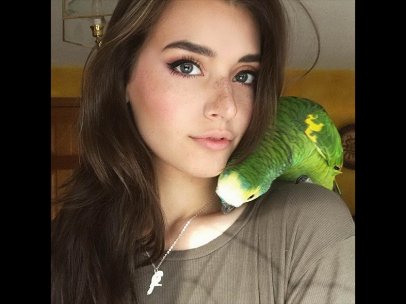 Beauty is around us! Pretty girls from the city streets Beauty is around us! Pretty girls from the city streets