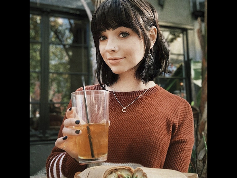 Beauty is around us! Pretty girls from the city streets Beauty is around us! Pretty girls from the city streets