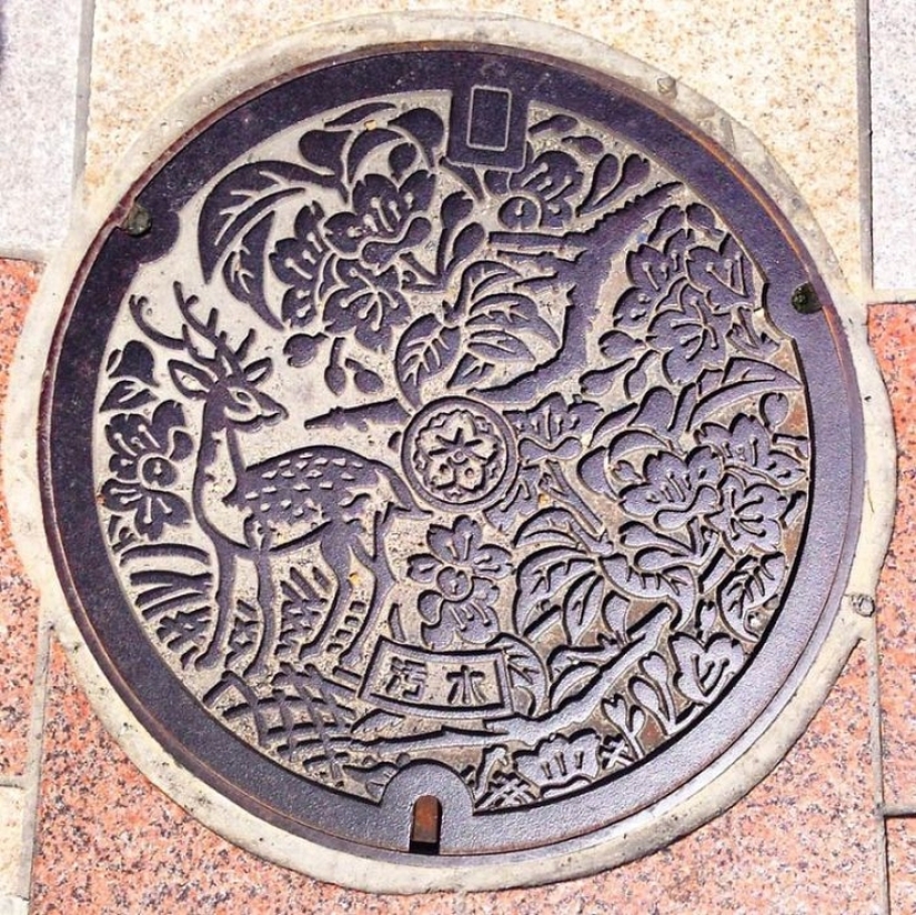 Beauty underfoot: the most beautiful manholes from Japan