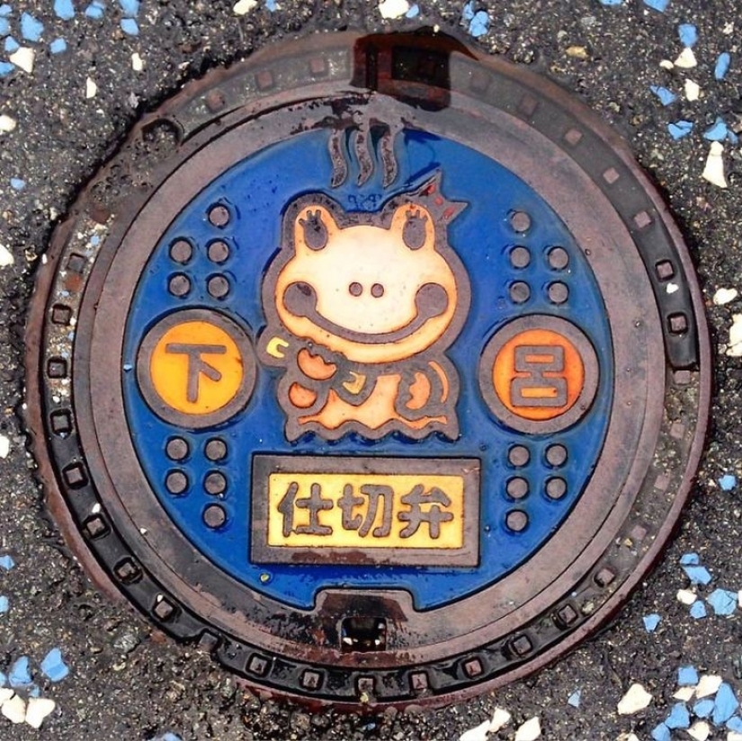 Beauty underfoot: the most beautiful manholes from Japan