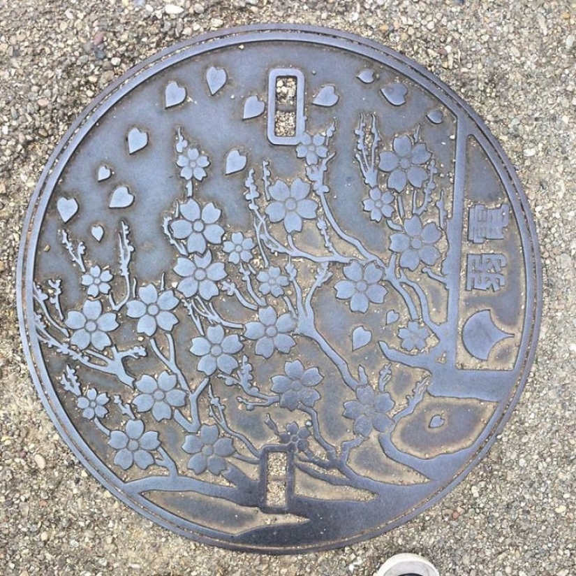 Beauty underfoot: the most beautiful manholes from Japan
