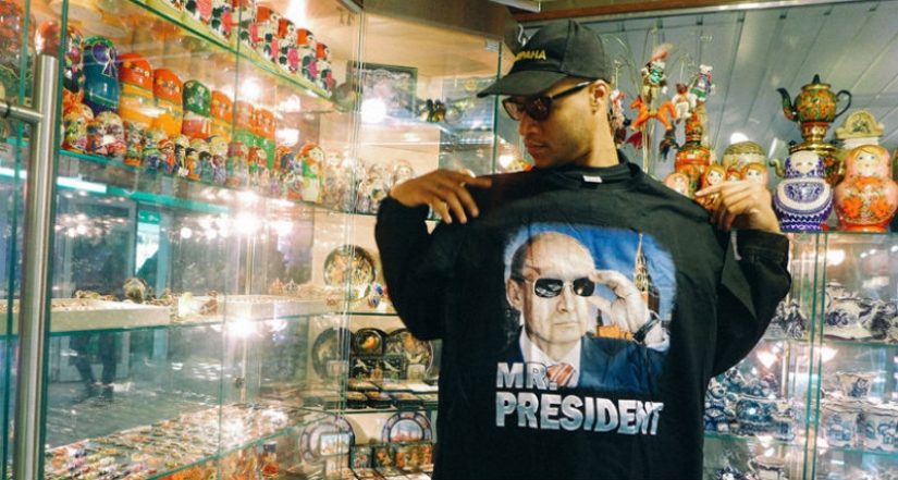 "Bebamos vodka con Putin y reímos": la estadounidense Heron Preston presentó una camiseta con el presidente ruso por 38 mil rublos