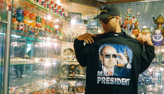 "Bebamos vodka con Putin y reímos": la estadounidense Heron Preston presentó una camiseta con el presidente ruso por 38 mil rublos "Bebamos vodka con Putin y reímos": la estadounidense Heron Preston presentó una camiseta con el presidente ruso por 38 mil rublos