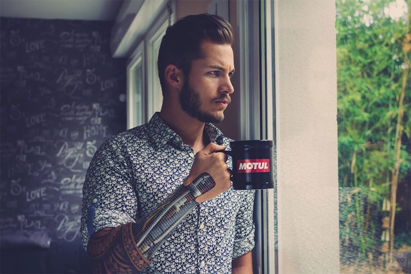 Beber aceite, contactos limpios: el francés mostró la vida cotidiana de robots simples