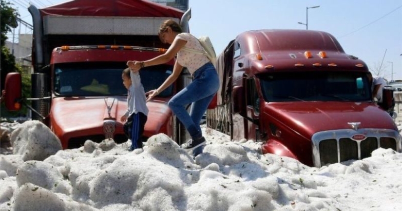 Because of the hail, the Mexican city turned into a glacier Because of the hail, the Mexican city turned into a glacier