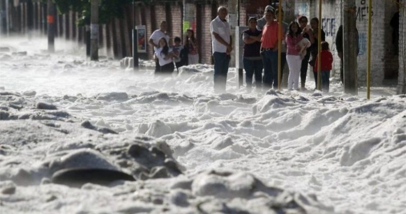 Because of the hail, the Mexican city turned into a glacier Because of the hail, the Mexican city turned into a glacier