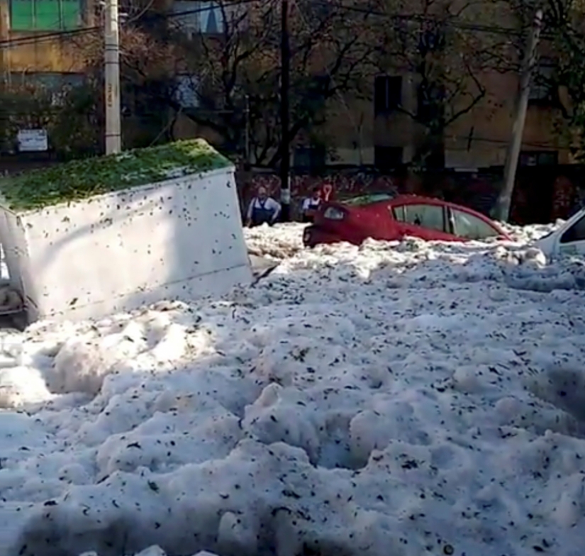 Because of the hail, the Mexican city turned into a glacier Because of the hail, the Mexican city turned into a glacier