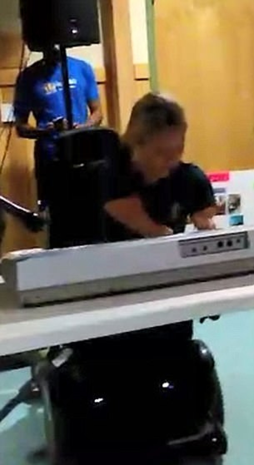 Because of the terrible virus, the girl's limbs were amputated, but she learned to play the piano Because of the terrible virus, the girl's limbs were amputated, but she learned to play the piano