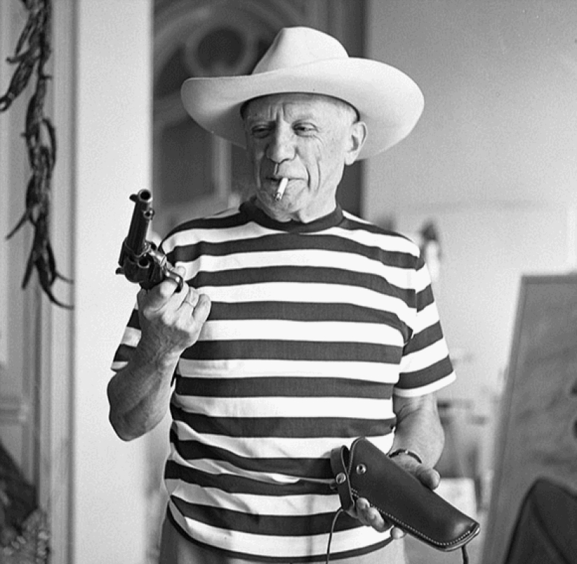 Before and after: the process of coloring b/w photos in a fascinating animation