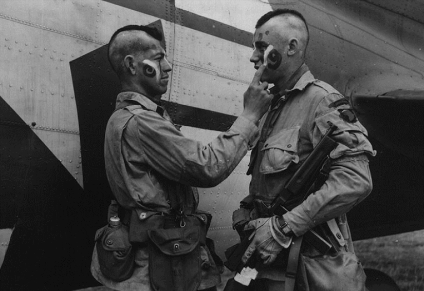 Before and after: the process of coloring b/w photos in a fascinating animation