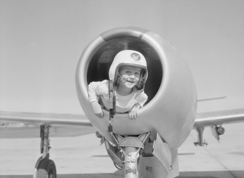 Before and after: the process of coloring b/w photos in a fascinating animation