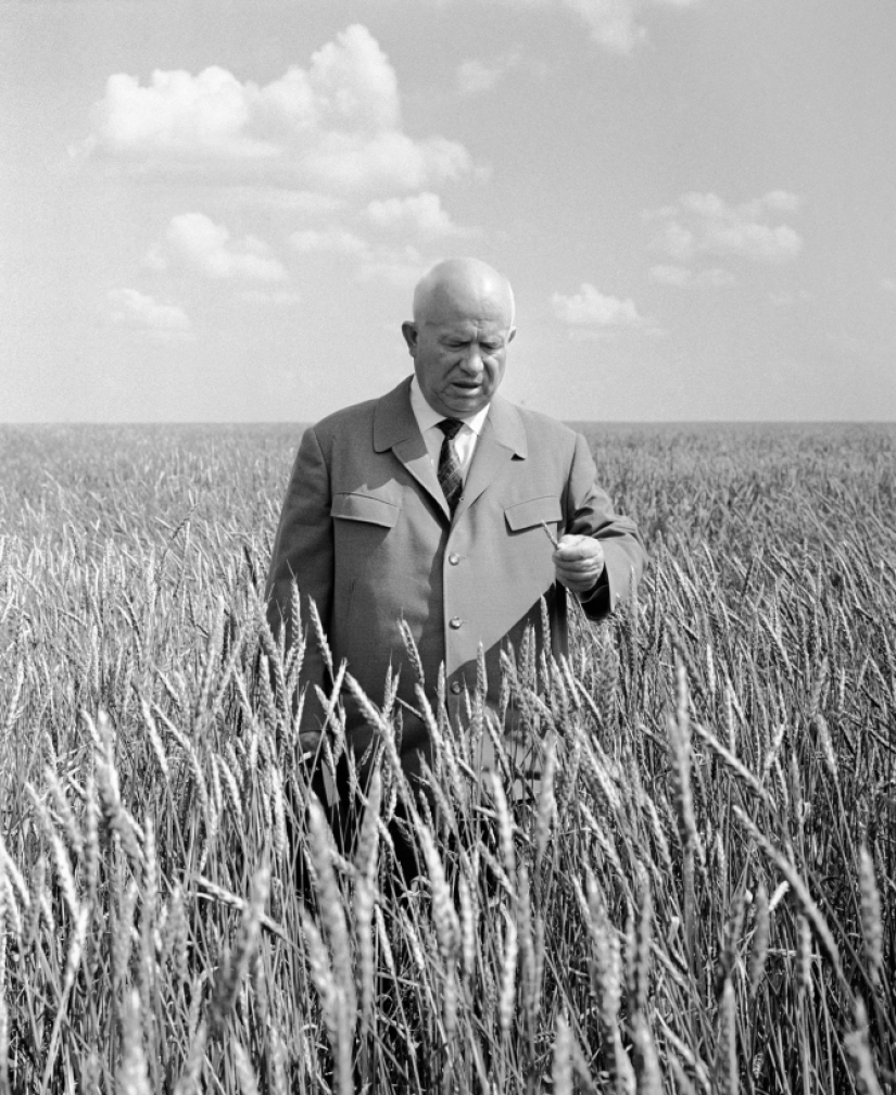 Before and after colorization: the Revived Faces of Russian History