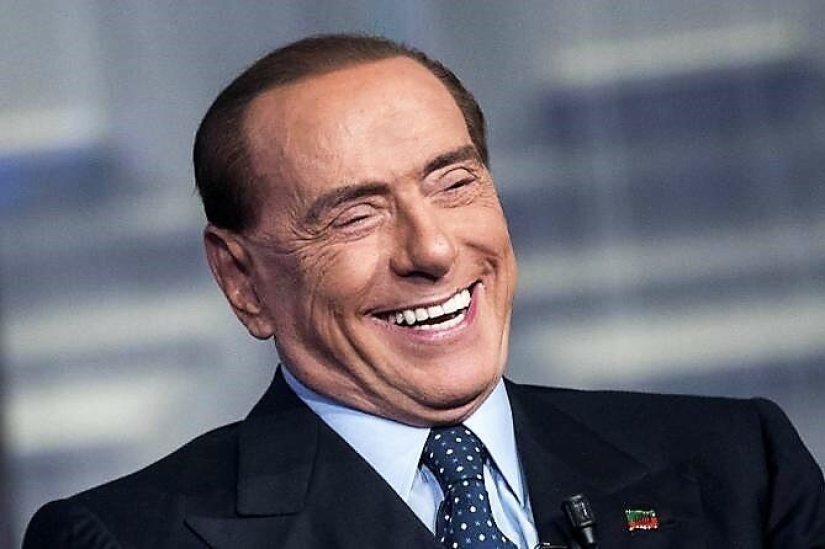 Berlusconi abandonó a su amante, que era 50 años más joven que él, y comenzó otra, más joven Berlusconi abandonó a su amante, que era 50 años más joven que él, y comenzó otra, más joven