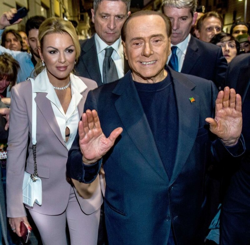 Berlusconi abandonó a su amante, que era 50 años más joven que él, y comenzó otra, más joven Berlusconi abandonó a su amante, que era 50 años más joven que él, y comenzó otra, más joven