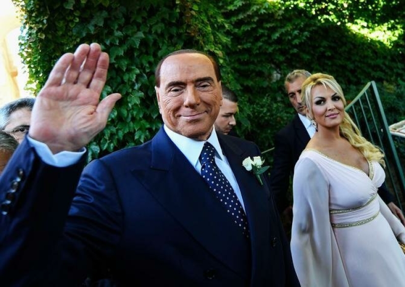 Berlusconi abandonó a su amante, que era 50 años más joven que él, y comenzó otra, más joven Berlusconi abandonó a su amante, que era 50 años más joven que él, y comenzó otra, más joven