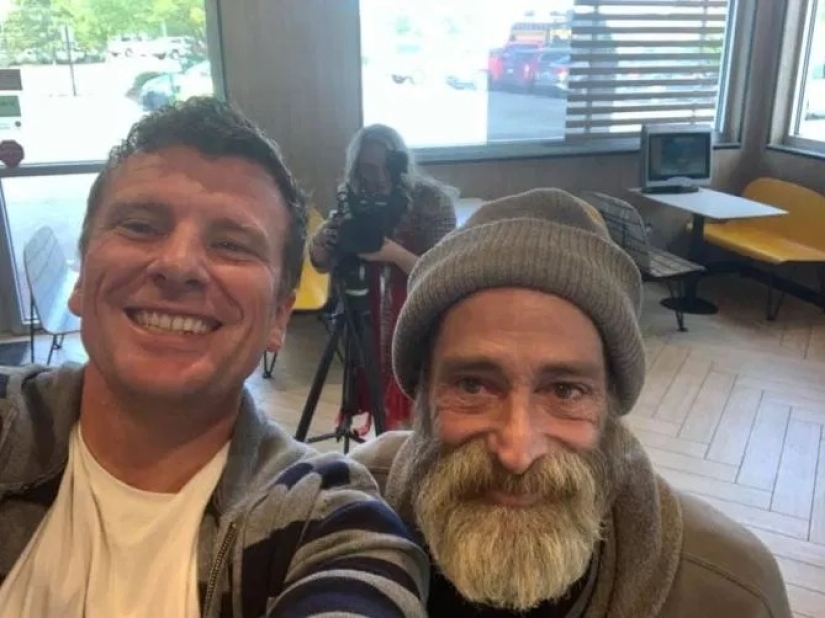 Bienvenido de nuevo: el hombre sin hogar dio su último dinero para ayudar a un extraño y recibió una generosa recompensa