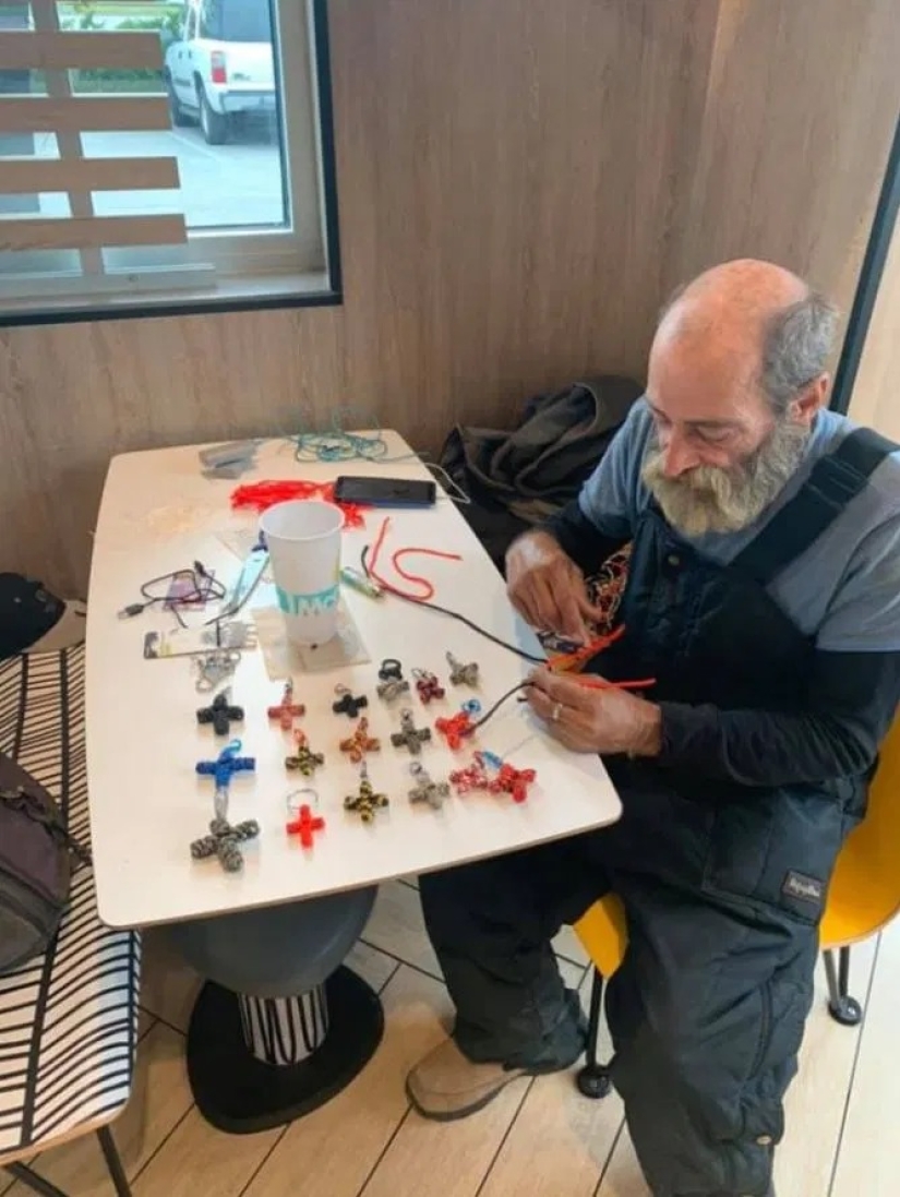 Bienvenido de nuevo: el hombre sin hogar dio su último dinero para ayudar a un extraño y recibió una generosa recompensa