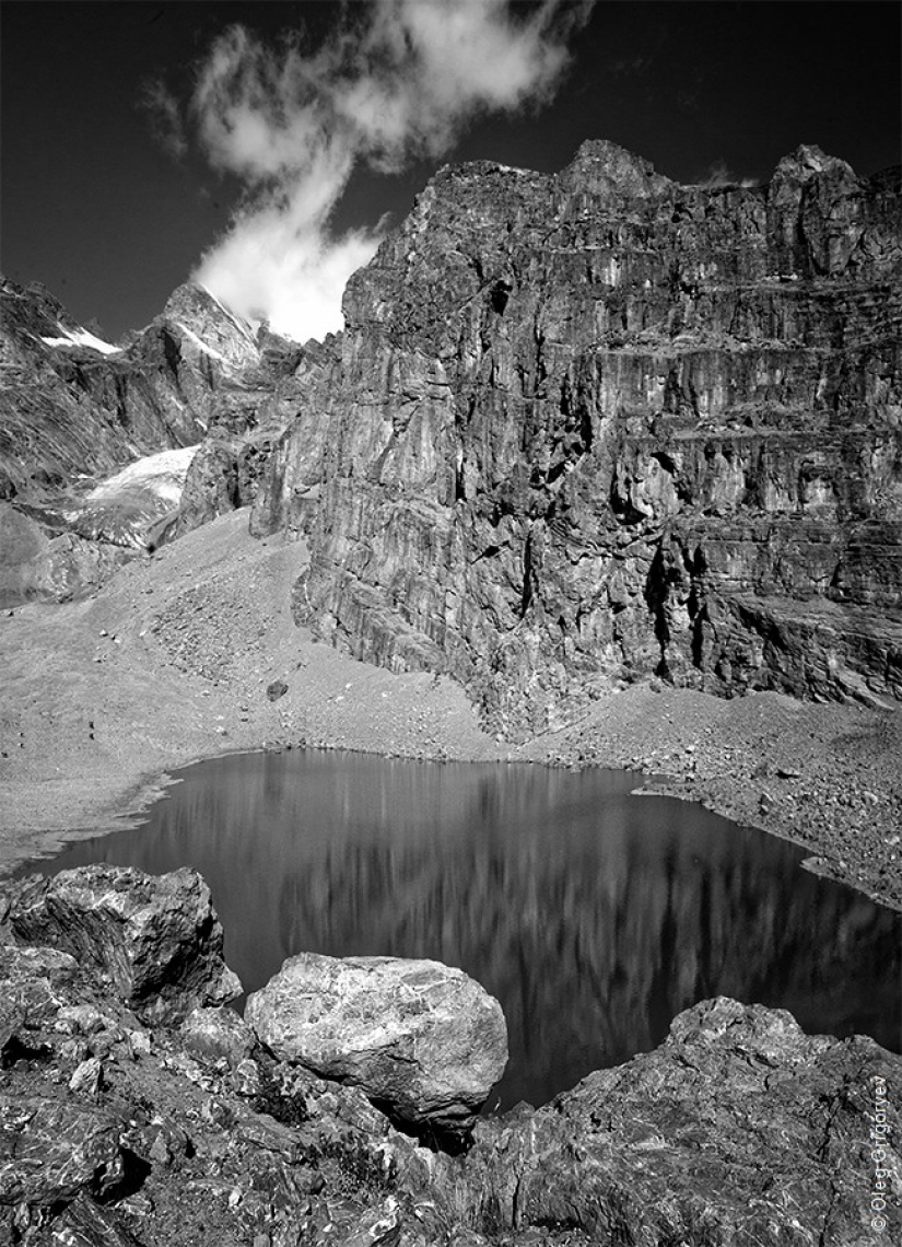 Black and white photos of mountains