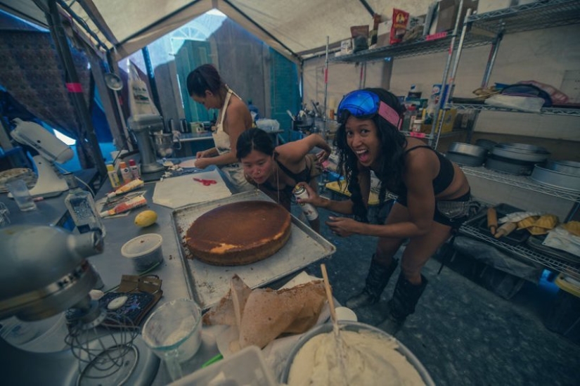 Boda futurista en el Festival Burning Man Boda futurista en el Festival Burning Man