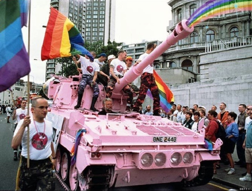Bomba gay y otros proyectos militares más absurdos Bomba gay y otros proyectos militares más absurdos