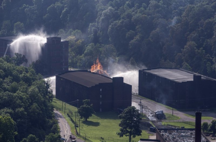 Bourbon in rivers and ethanol in the air: Jim Beam whiskey warehouses burn in Kentucky Bourbon in rivers and ethanol in the air: Jim Beam whiskey warehouses burn in Kentucky