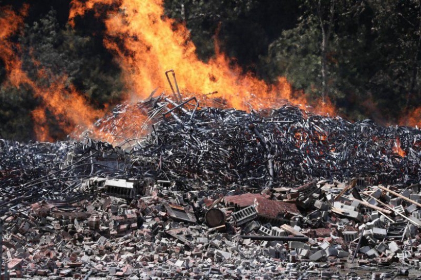 Bourbon in rivers and ethanol in the air: Jim Beam whiskey warehouses burn in Kentucky Bourbon in rivers and ethanol in the air: Jim Beam whiskey warehouses burn in Kentucky