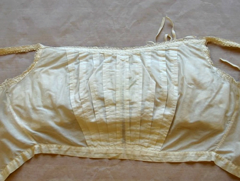 Breast augmentation 100 years ago. How was it?