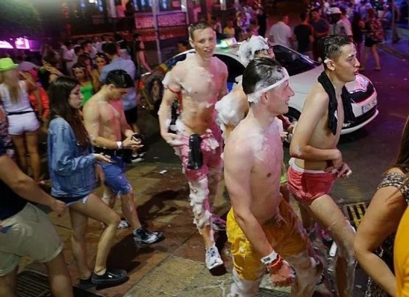 Britons coming to Majorca for a holiday are asked to sign a contract on good behavior