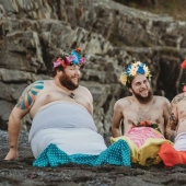 Brutales hombres barbudos protagonizaron el calendario "brodoir" con solo colas de sirena
