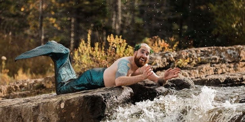 Brutales hombres barbudos protagonizaron el calendario "brodoir" con solo colas de sirena